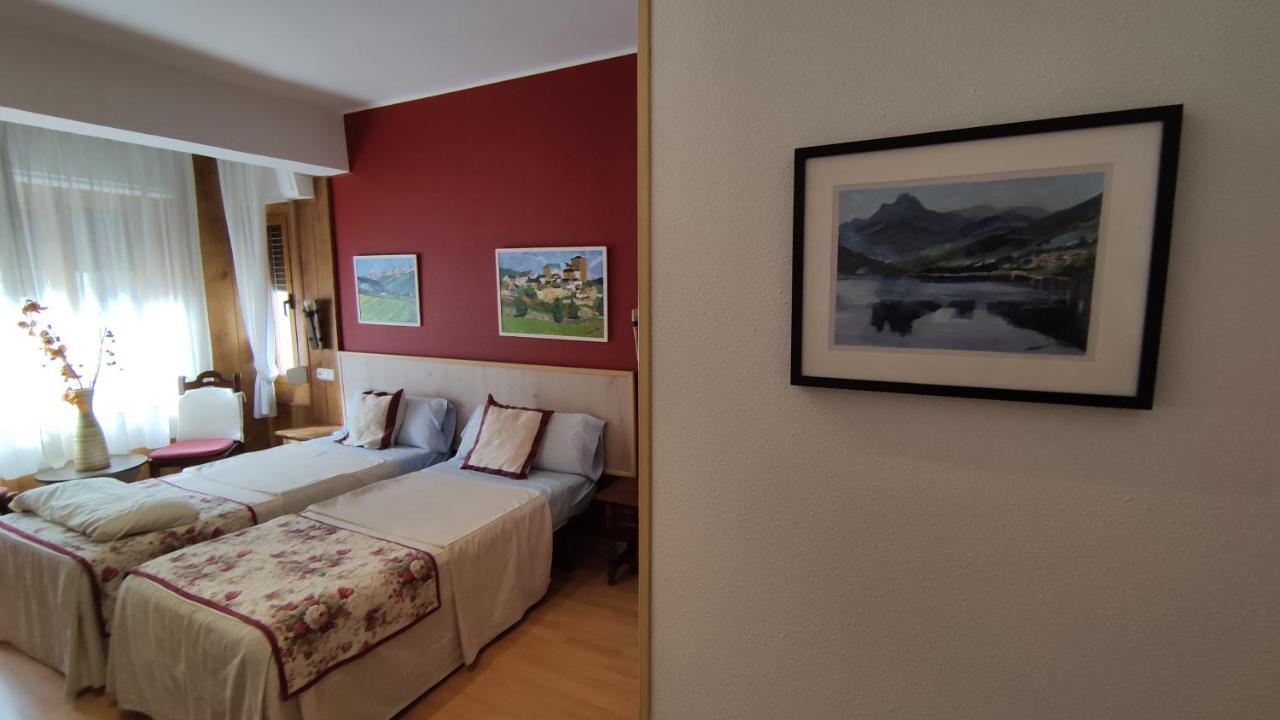 Hostal Escartin Sabiñánigo Exteriör bild