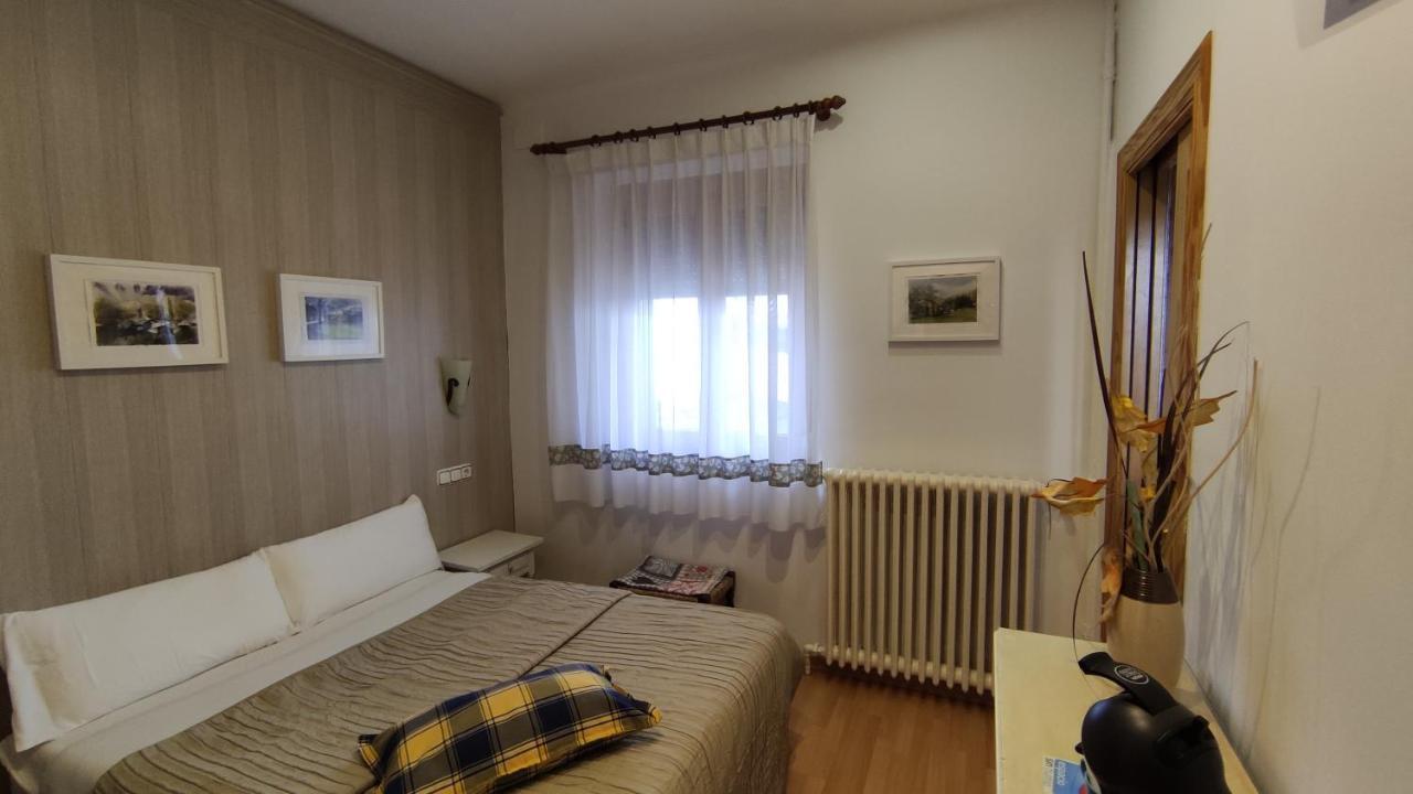 Hostal Escartin Sabiñánigo Exteriör bild